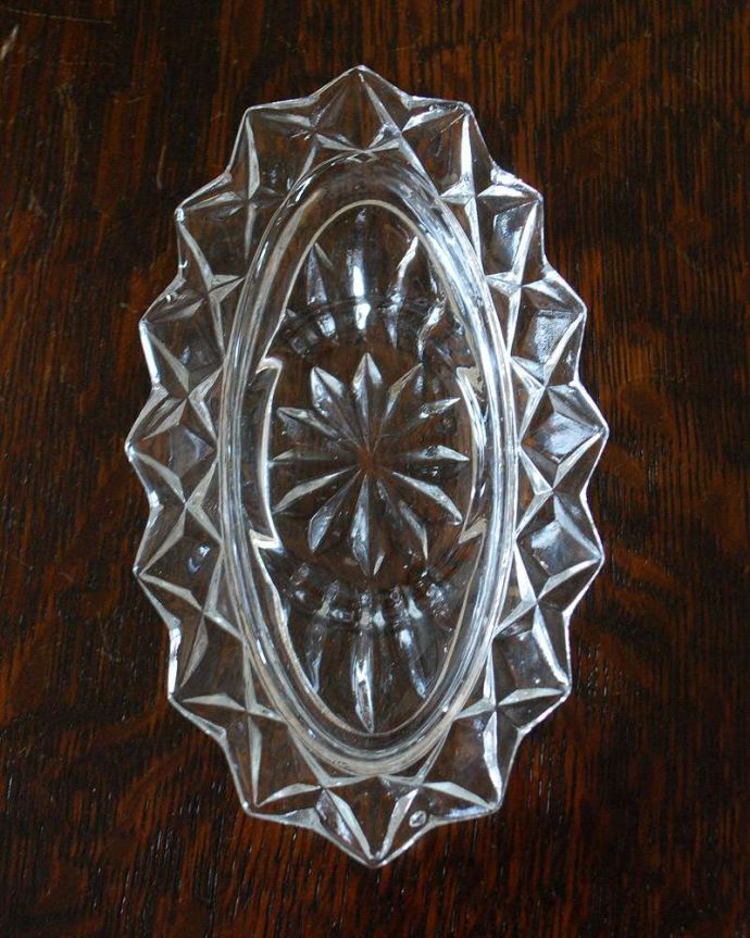 アンティーク 雑貨のガラス小物　アンティーク雑貨　英国アンティークのガラス雑貨、プレスドグラスのプレート(トレー)。上から見るとこんな感じです。(pg-4629)