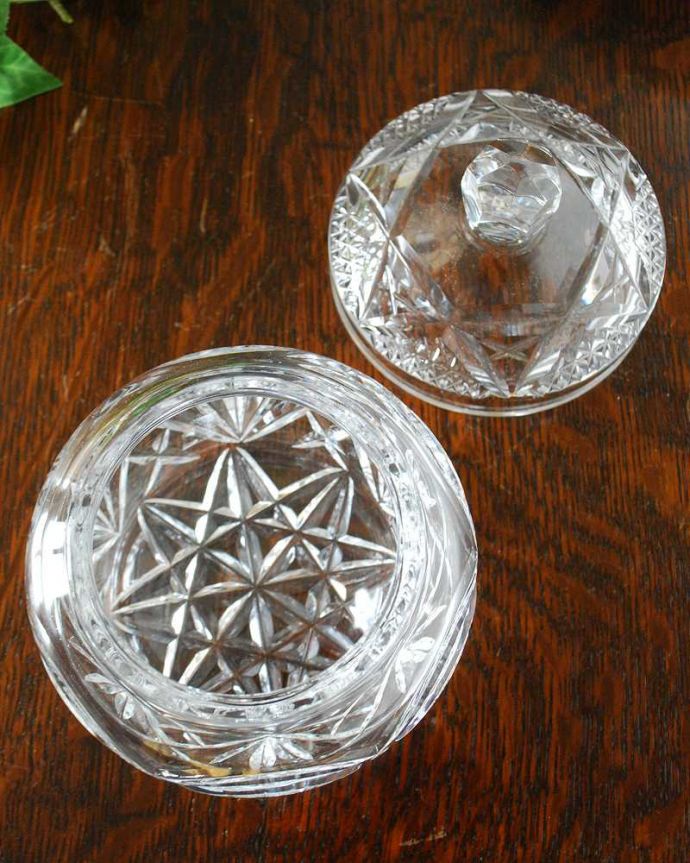 アンティーク 雑貨のガラス小物　アンティーク雑貨　キラキラ可愛いガラスケース、アンティークのプレスドグラス(小物入れ)。上から見るとこんな感じです。(pg-4630)