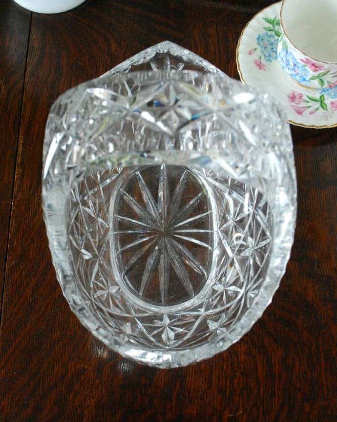 アンティーク 雑貨のガラス小物　アンティーク雑貨　たっぷりと細かく刻まれた飾り・・・輝きも特別なアンティークガラスバスケット（プレスドグラス）。上から見るとこんな感じです。(pg-4638)
