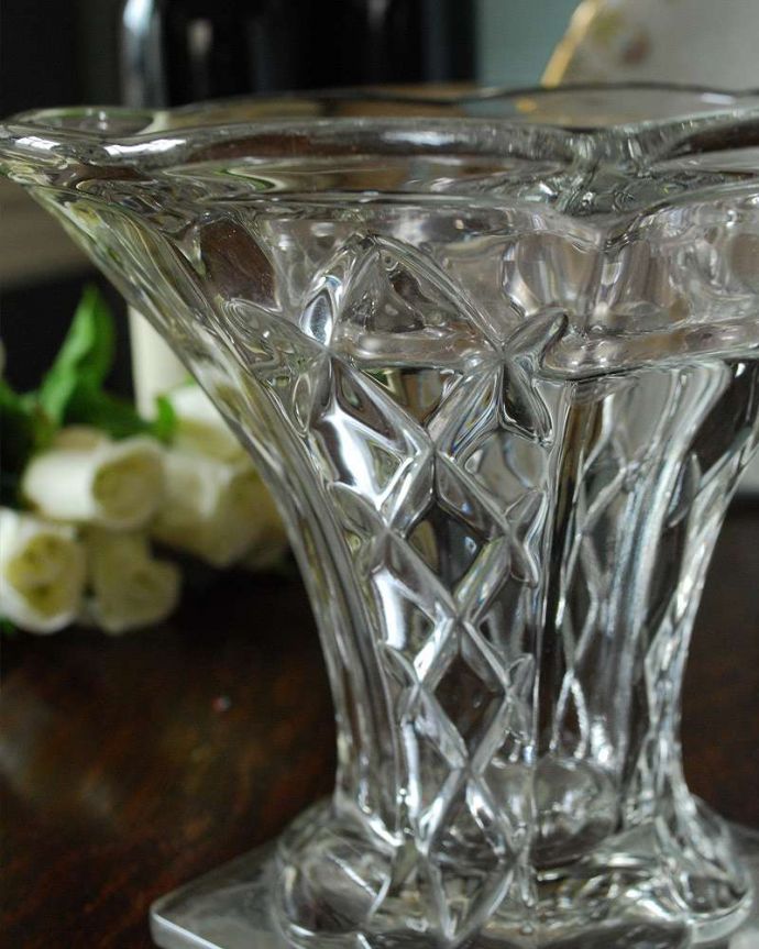 アンティーク 雑貨のガラス小物　アンティーク雑貨　毎日の生活にお花をプラス！アンティークの花留め付きフラワーベース。見つかった時はラッキー☆ガラスのフラワーベースガラスの花留めが割れずに今まで残っていてくれたことにまずは感謝。(pg-4639)