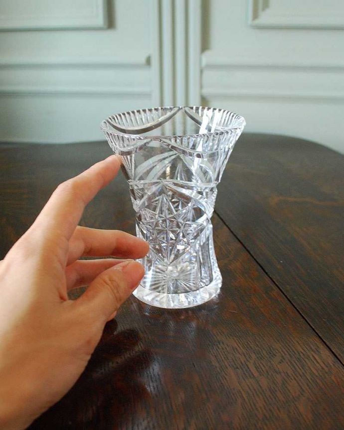 アンティーク 雑貨のガラス小物　アンティーク雑貨　イギリスのアンティークプレスドグラス、キラキラ輝くカッティングのフラワーベース（花器）。１輪挿しにもオススメです。(pg-4645)