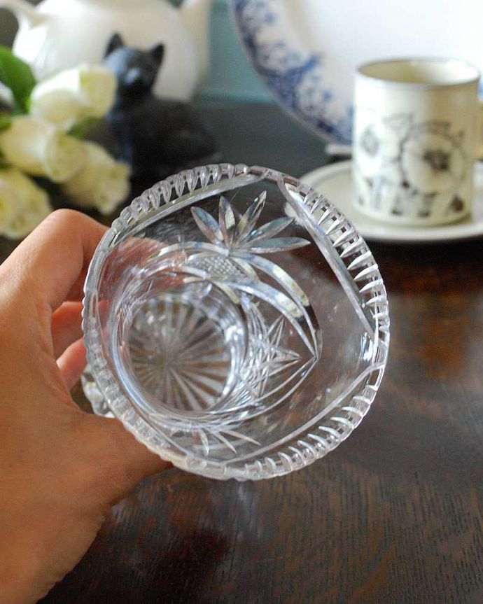 アンティーク 雑貨のガラス小物　アンティーク雑貨　イギリスのアンティークプレスドグラス、キラキラ輝くカッティングのフラワーベース（花器）。上から見るとこんな感じです。(pg-4645)