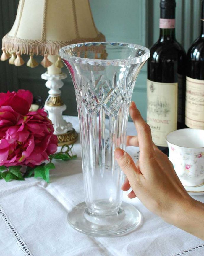 アンティーク 雑貨のガラス小物　アンティーク雑貨　毎日の暮らしにお花の彩りを与えてくれるガラスのフラワーベース（プレスドグラス）。置くだけで華やかな雰囲気大きなサイズの花器は、お家に1つは欲しいアイテム。(pg-4646)