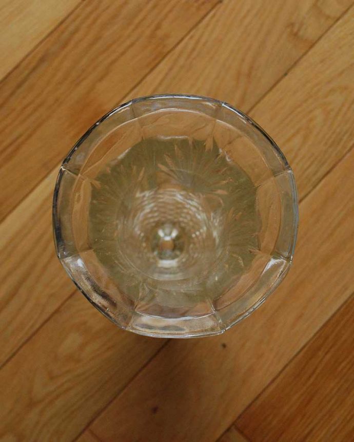 アンティーク 雑貨のガラス小物　アンティーク雑貨　すっきりとして美しいフラワーベース（花器）、アンティークプレスドグラス。上から見るとこんな感じです。(pg-4647)
