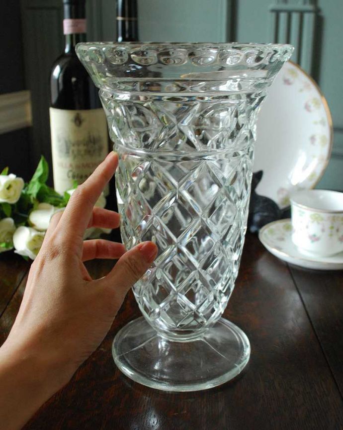 アンティーク 雑貨のガラス小物　アンティーク雑貨　お花と一緒に輝くフラワーベース（花器）アンティークのプレスドグラス。置くだけで華やかな雰囲気大きなサイズの花器は、お家に1つは欲しいアイテム。(pg-4649)