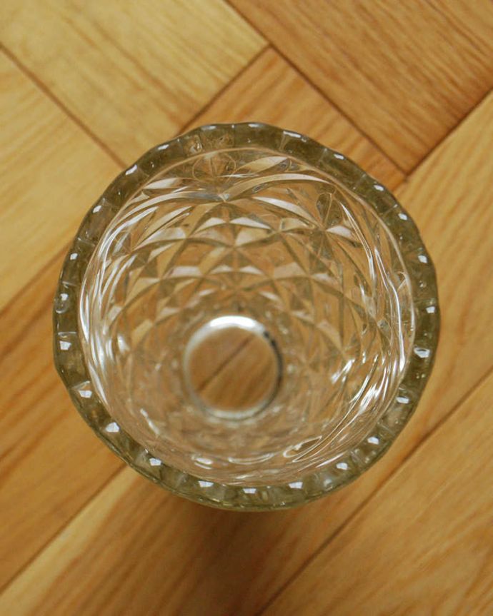 アンティーク 雑貨のガラス小物　アンティーク雑貨　カッティングが美しいフラワーベース、アンティークプレスドグラス。上から見るとこんな感じです。(pg-4650)