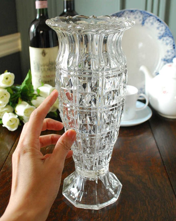 アンティーク 雑貨のガラス小物　アンティーク雑貨　まるでつぼみのようなフラワーベース、アンティークプレスドグラスの花器。置くだけで華やかな雰囲気大きなサイズの花器は、お家に1つは欲しいアイテム。(pg-4651)