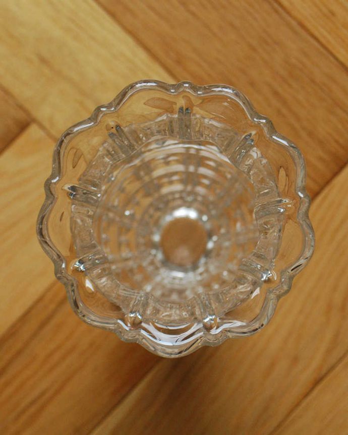 アンティーク 雑貨のガラス小物　アンティーク雑貨　まるでつぼみのようなフラワーベース、アンティークプレスドグラスの花器。上からのぞいて見ると･･･アンティークなので多少のキズ・欠けがある場合がありますが、使用上問題はありませんので、ご了承下さい。(pg-4651)