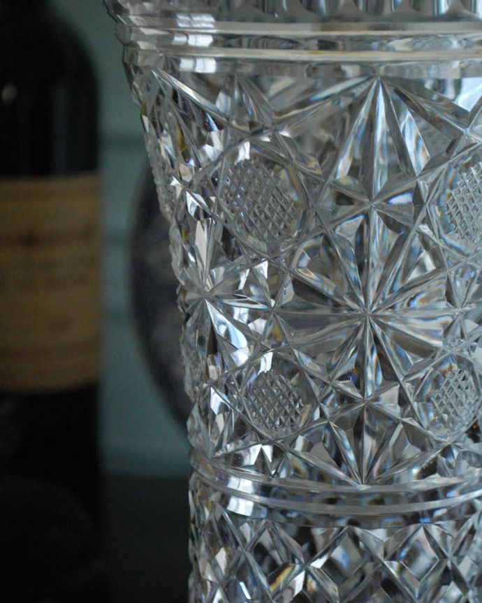 アンティーク 雑貨のガラス小物　アンティーク雑貨　イギリスアンティークの花瓶、大きくて存在感があるフラワーベース。光が入るとキラキラと輝きますサイズが大きなプレスドグラスは、より太陽の光を反射してキラキラと輝きます。(pg-4653)