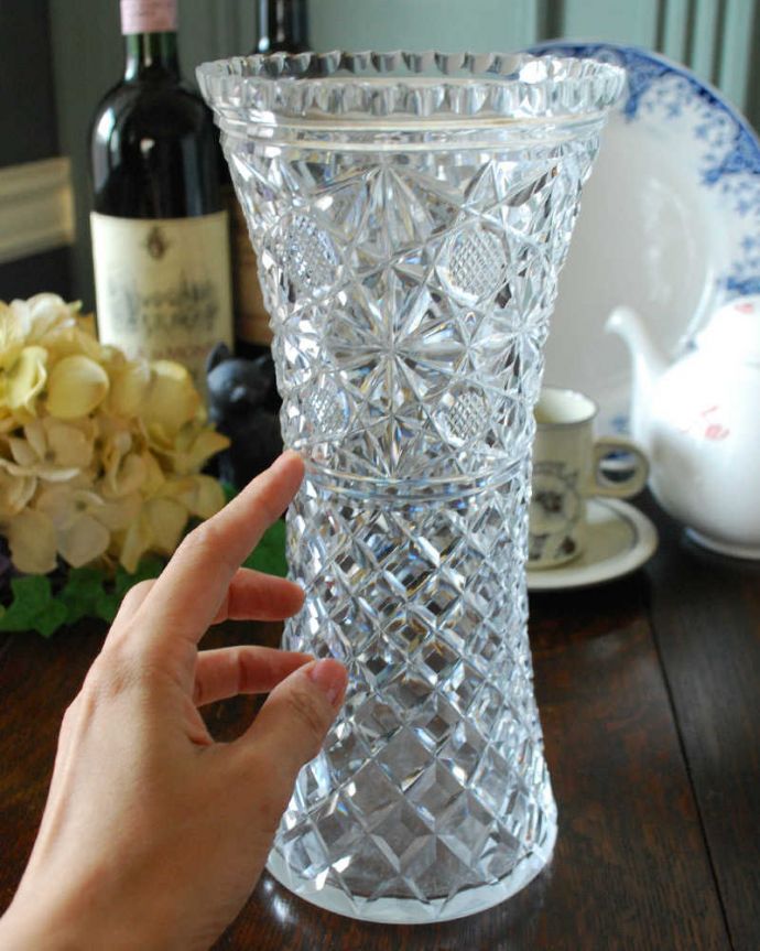 アンティーク 雑貨のガラス小物　アンティーク雑貨　イギリスアンティークの花瓶、大きくて存在感があるフラワーベース。置くだけで華やかな雰囲気大きなサイズの花器は、お家に1つは欲しいアイテム。(pg-4653)
