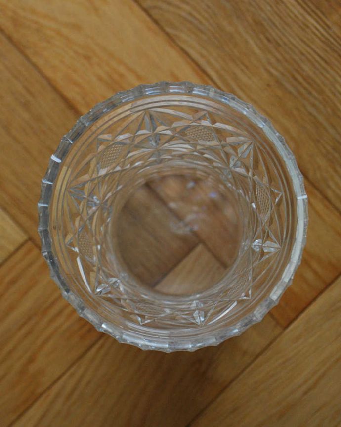 アンティーク 雑貨のガラス小物　アンティーク雑貨　イギリスアンティークの花瓶、大きくて存在感があるフラワーベース。上からのぞいて見ると･･･アンティークなので多少のキズ・欠けがある場合がありますが、使用上問題はありませんので、ご了承下さい。(pg-4653)