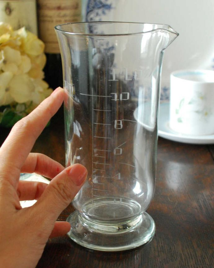 アンティーク 雑貨のガラス小物　アンティーク雑貨　実用的にも使えるメジャーグラス、アンティークのプレスドグラス。大きさはコレくらい。(pg-4655)