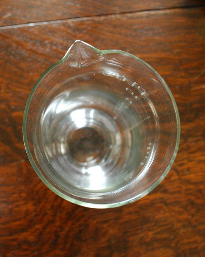 アンティーク 雑貨のガラス小物　アンティーク雑貨　実用的にも使えるメジャーグラス、アンティークのプレスドグラス。上から見るとこんな感じですアンティークなので多少のキズ・欠けがある場合がありますが、使用上問題ありませんのでご了承下さい。(pg-4655)