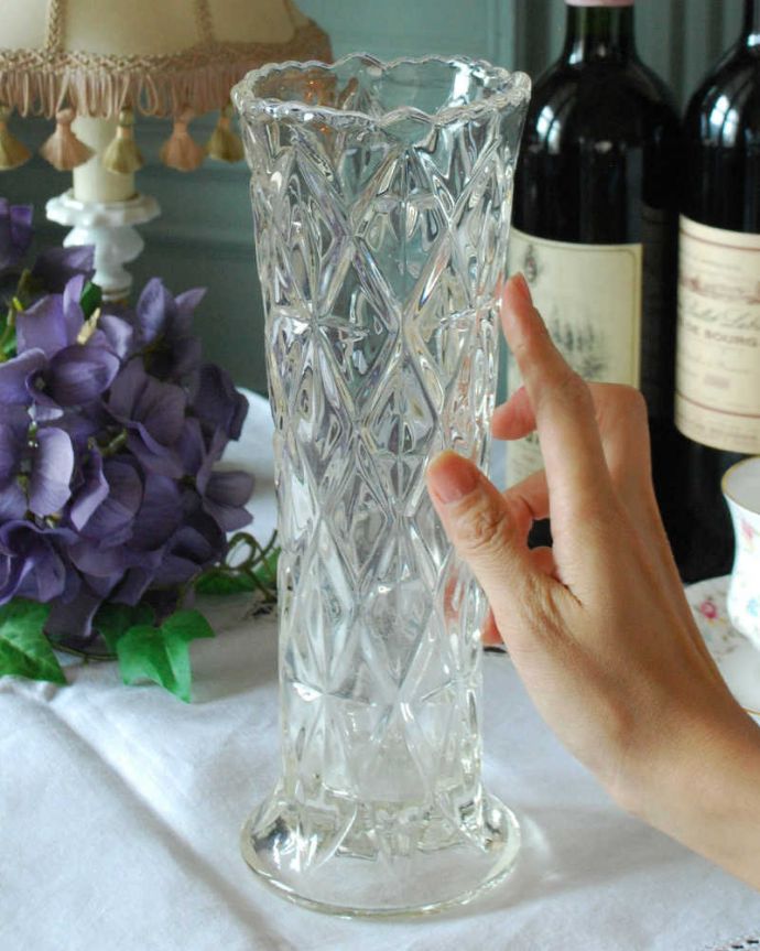 アンティーク 雑貨のガラス小物　アンティーク雑貨　アンティークガラスのキレイなフラワーベース（花器）プレスドグラス。１輪挿しにもオススメです。(pg-4656)