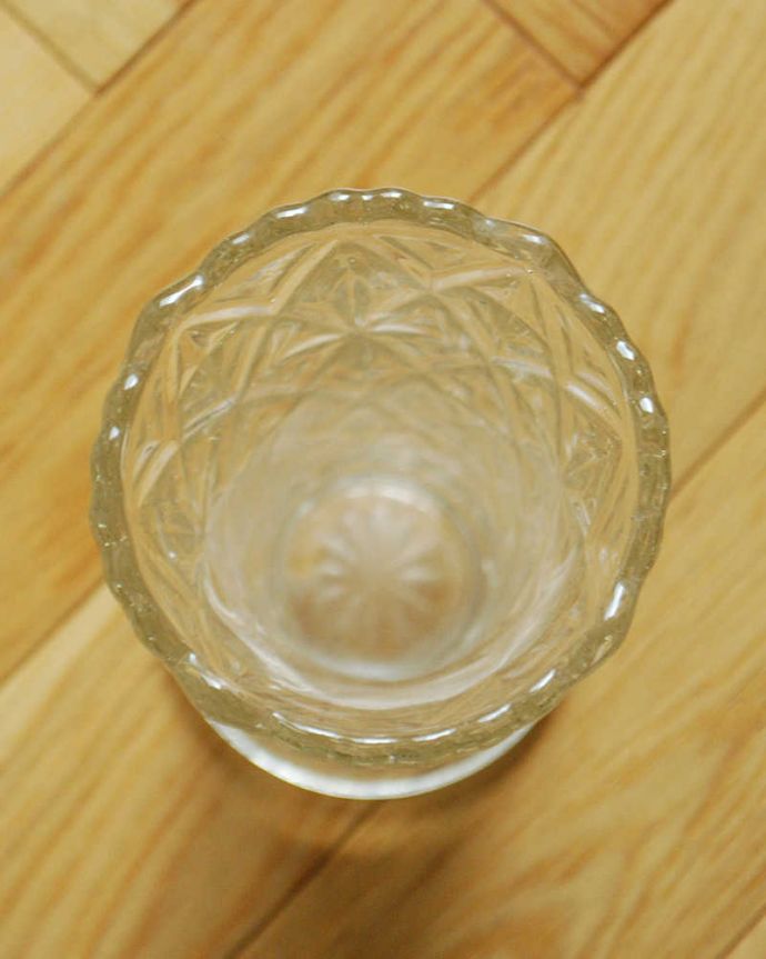 アンティーク 雑貨のガラス小物　アンティーク雑貨　アンティークガラスのキレイなフラワーベース（花器）プレスドグラス。上から見るとこんな感じです。(pg-4656)