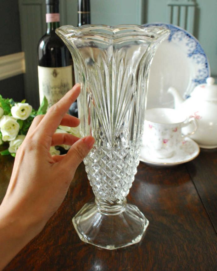 アンティーク 雑貨のガラス小物　アンティーク雑貨　アンティークガラスの雑貨、キレイなフラワーベース（花器）プレスドグラス。置くだけで華やかな雰囲気大きなサイズの花器は、お家に1つは欲しいアイテム。(pg-4658)
