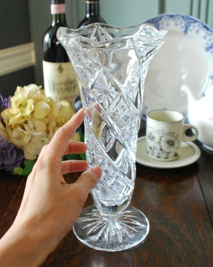 アンティーク 雑貨のガラス小物　アンティーク雑貨　リボンが掛かったようなデザインのフラワーベース、アンティークプレスドグラス。置くだけで華やかな雰囲気大きなサイズの花器は、お家に1つは欲しいアイテム。(pg-4659)