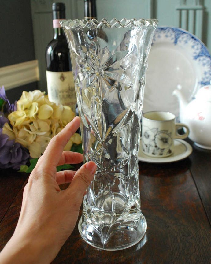 アンティーク 雑貨のガラス小物　アンティーク雑貨　お花の模様がとっても可愛い、アンティークのプレスドグラス（花器）。置くだけで華やかな雰囲気大きなサイズの花器は、お家に1つは欲しいアイテム。(pg-4660)