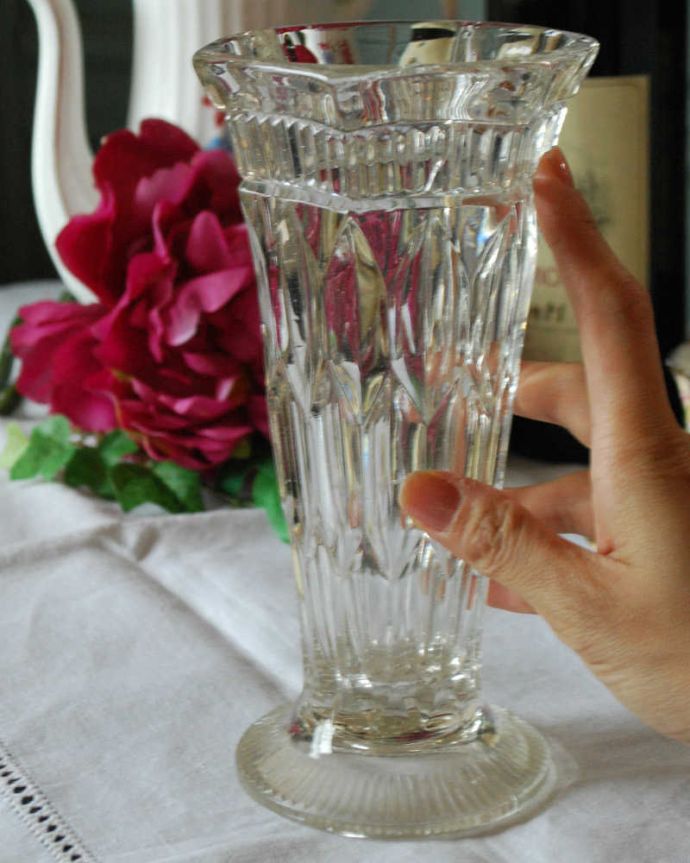 アンティーク 雑貨のガラス小物　アンティーク雑貨　カッティングが美しいフラワーベース、アンティークプレスドグラス。飾るだけで絵になる美しさ。(pg-4661)