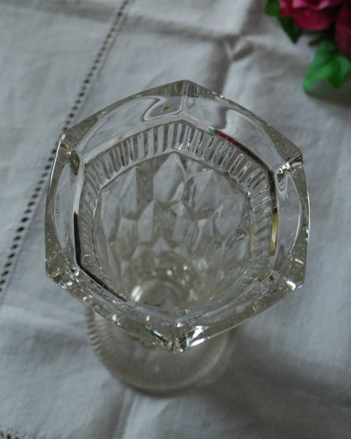アンティーク 雑貨のガラス小物　アンティーク雑貨　カッティングが美しいフラワーベース、アンティークプレスドグラス。上から見るとこんな感じです。(pg-4661)