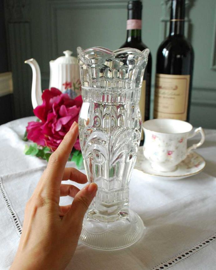 アンティーク 雑貨のガラス小物　アンティーク雑貨　蕾のような美しいシルエットのフラワーベース、アンティークプレスドグラスの花器。飾るだけで絵になる美しさ。(pg-4662)