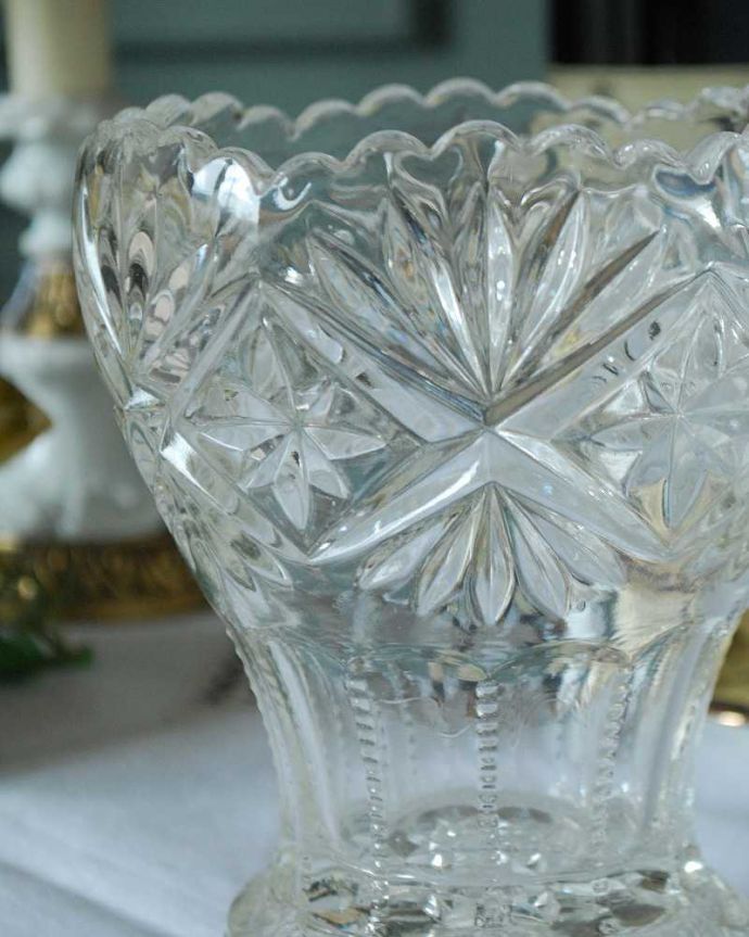 アンティーク 雑貨のガラス小物　アンティーク雑貨　窓辺に飾れるフラワーベース（花器）、英国アンティークのプレスドグラス。アンティークのため、多少の欠け・傷がある場合がありますが、使用上問題はありませんので、ご了承下さい。(pg-4666)