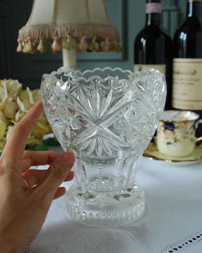 アンティーク 雑貨のガラス小物　アンティーク雑貨　窓辺に飾れるフラワーベース（花器）、英国アンティークのプレスドグラス。お花を活ければお部屋がパッと明るくなります。(pg-4666)