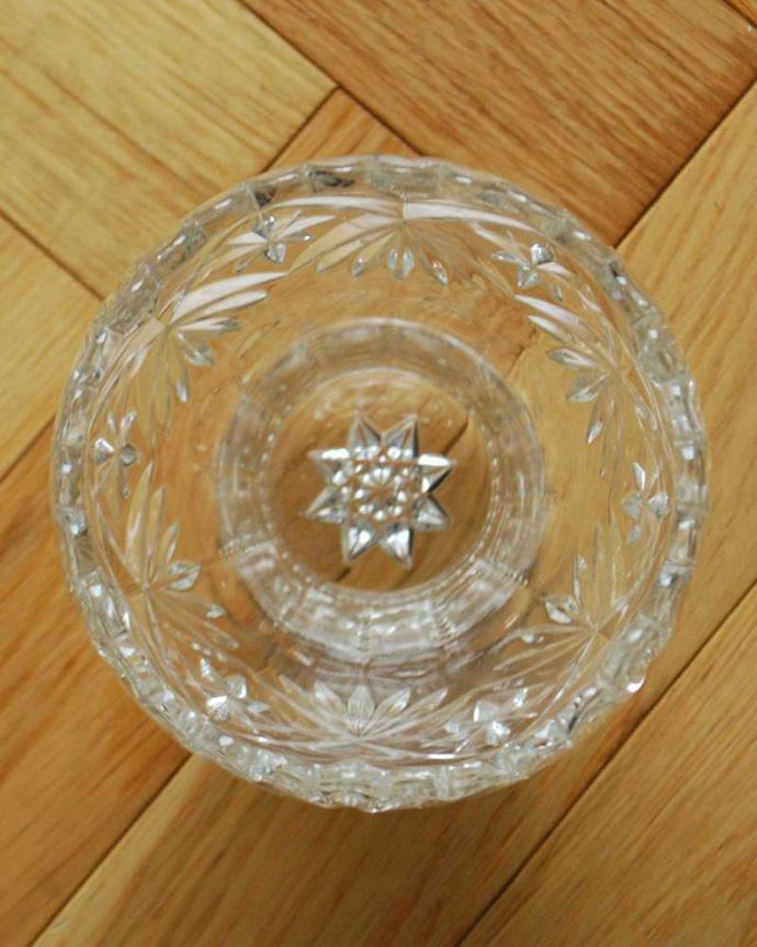 アンティーク 雑貨のガラス小物　アンティーク雑貨　窓辺に飾れるフラワーベース（花器）、英国アンティークのプレスドグラス。上から見るとこんな感じです。(pg-4666)