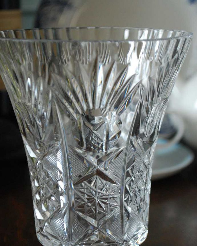 アンティーク 雑貨のガラス小物　アンティーク雑貨　隅々まで装飾があるアンティークフラワーベースプレスドグラス。アンティークのため、多少の欠け・傷がある場合がありますが、使用上問題はありませんので、ご了承下さい。(pg-4667)