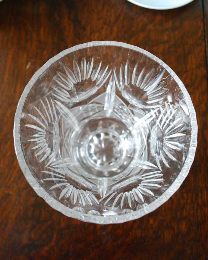 アンティーク 雑貨のガラス小物　アンティーク雑貨　隅々まで装飾があるアンティークフラワーベースプレスドグラス。上から見るとこんな感じです。(pg-4667)