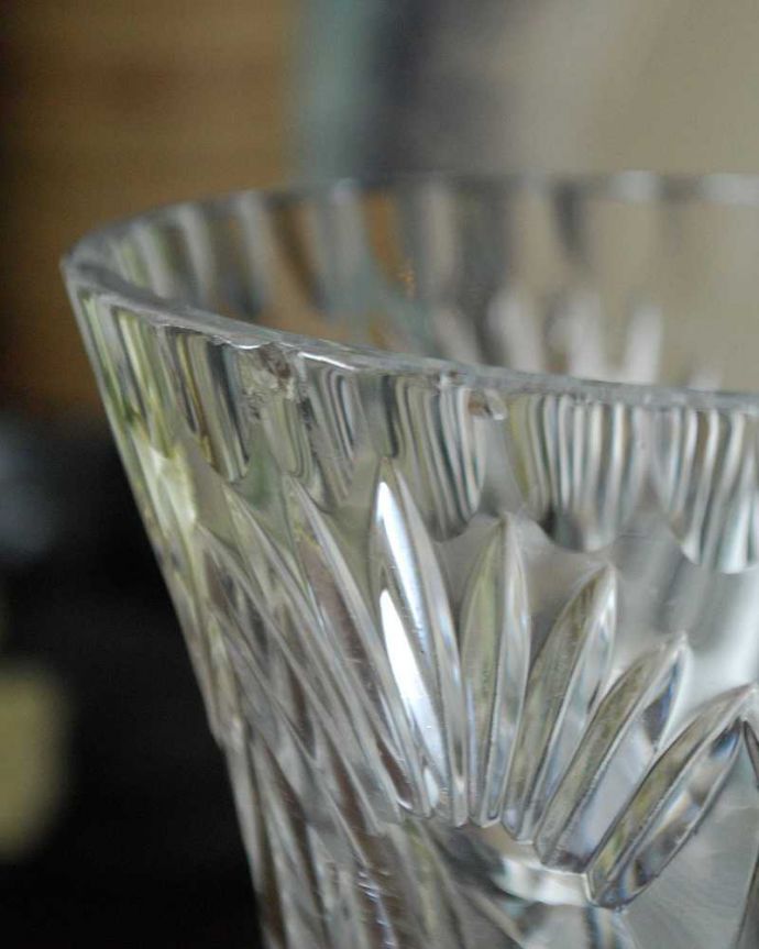 アンティーク 雑貨のガラス小物　アンティーク雑貨　隅々まで装飾があるアンティークフラワーベースプレスドグラス。縁の部分にカケがあります。(pg-4667)