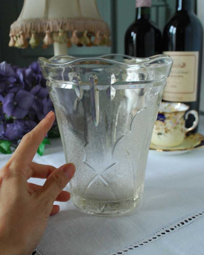 アンティーク 雑貨のガラス小物　アンティーク雑貨　大きなリーフ模様がアクセント、アンティークプレスドグラスのフラワーベース。気軽に使えるフラワーベース英国らしくいろんなサイズが見つかる花器。(pg-4670)