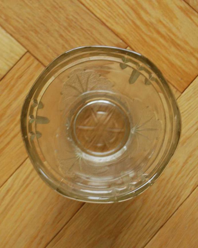 アンティーク 雑貨のガラス小物　アンティーク雑貨　大きなリーフ模様がアクセント、アンティークプレスドグラスのフラワーベース。上から見るとこんな感じですアンティークなので、多少の欠け・傷がある場合がありますが、使用上問題はありませんのでご了承下さい。(pg-4670)