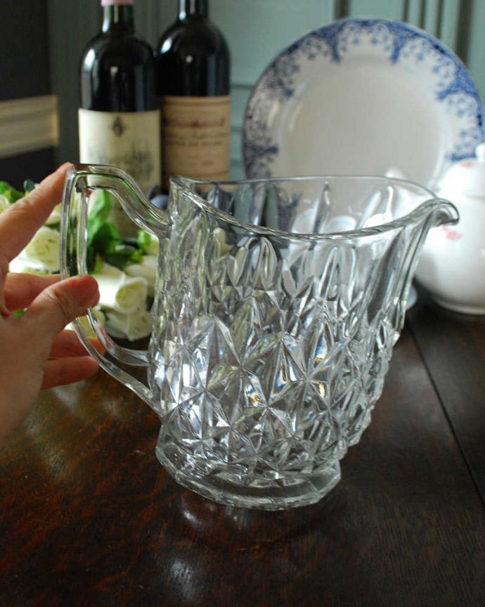 アンティーク 雑貨のガラス小物　アンティーク雑貨　ワンランク上の食卓で大満足、アンティークプレスドグラスのピッチャー。フラワーベースにしても素敵です。(pg-4671)