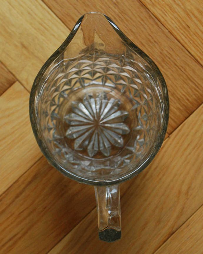 アンティーク 雑貨のガラス小物　アンティーク雑貨　ワンランク上の食卓で大満足、アンティークプレスドグラスのピッチャー。上から見るとこんな感じです。(pg-4671)