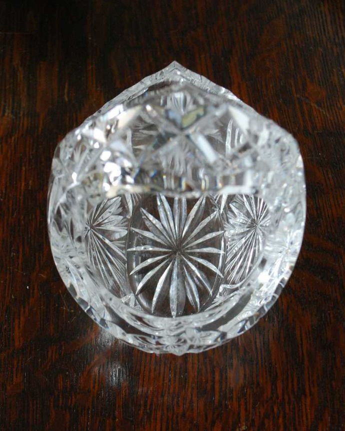 アンティーク 雑貨のガラス小物　アンティーク雑貨　イギリスのアンティーク、プレスドグラスの小さなガラスバスケット。上から見るとこんな感じです。(pg-4673)