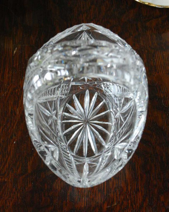 アンティーク 雑貨のガラス小物　アンティーク雑貨　イギリスのアンティーク、プレスドグラスの小さなガラスバスケット。上から見るとこんな感じです。(pg-4674)