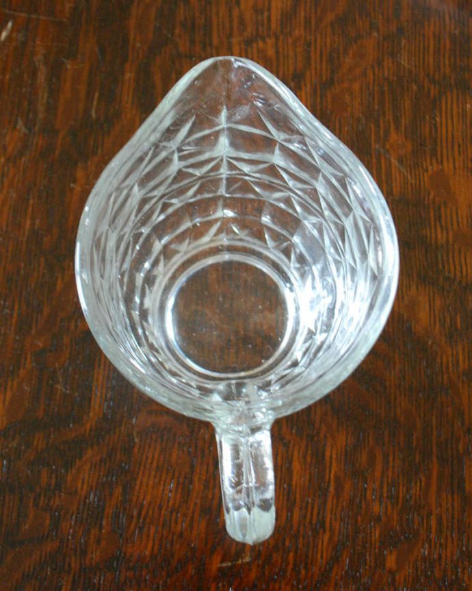 アンティーク 雑貨のガラス小物　アンティーク雑貨　ティータイムの時間が楽しくなる、アンティークプレスドグラスのミルクポット。上から見るとこんな感じです。(pg-4681)