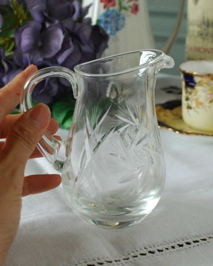 アンティーク 雑貨のガラス小物　アンティーク雑貨　可愛いシルエットのガラスピッチャー、アンティーク プレスドグラス。持ち手もしっかり付いています昔と同じようにミルクを入れて使うのはもちろん使い方は自由自在。(pg-4684)