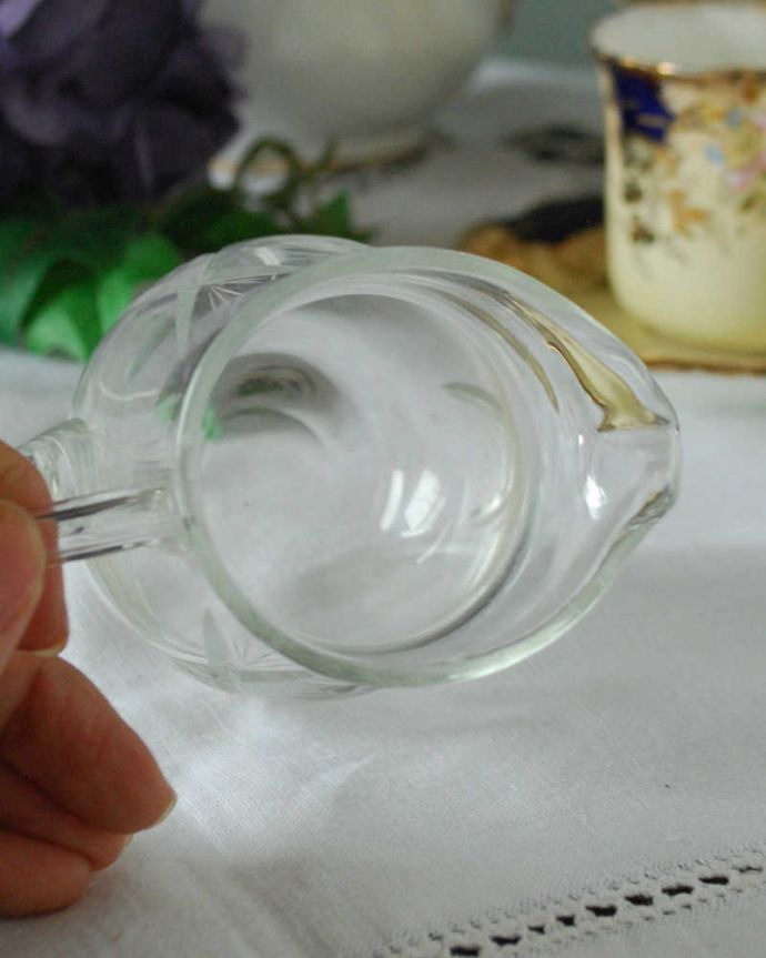 アンティーク 雑貨のガラス小物　アンティーク雑貨　可愛いシルエットのガラスピッチャー、アンティーク プレスドグラス。上から見るとこんな感じです。(pg-4684)