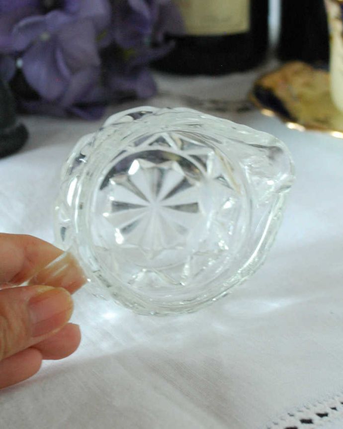 アンティーク 雑貨のガラス小物　アンティーク雑貨　ミニサイズでキラキラ光るガラスピッチャー、アンティークのプレスドグラス。上から見るとこんな感じです。(pg-5577)