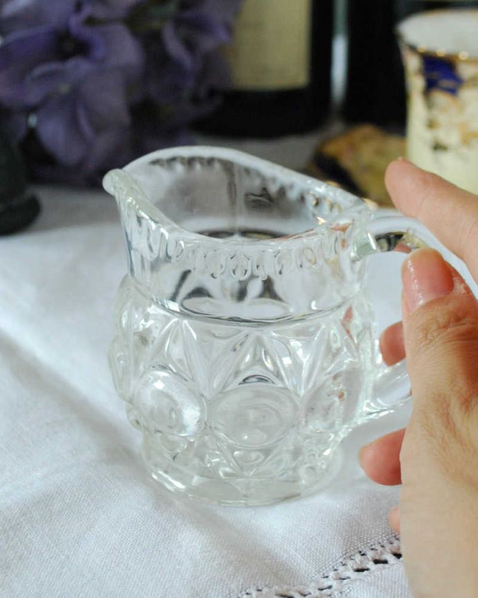 アンティーク 雑貨のガラス小物　アンティーク雑貨　ミニサイズでキラキラ光るガラスピッチャー、アンティークのプレスドグラス。持ち手もしっかり付いています昔と同じようにミルクを入れて使うのはもちろん使い方は自由自在。(pg-5577)