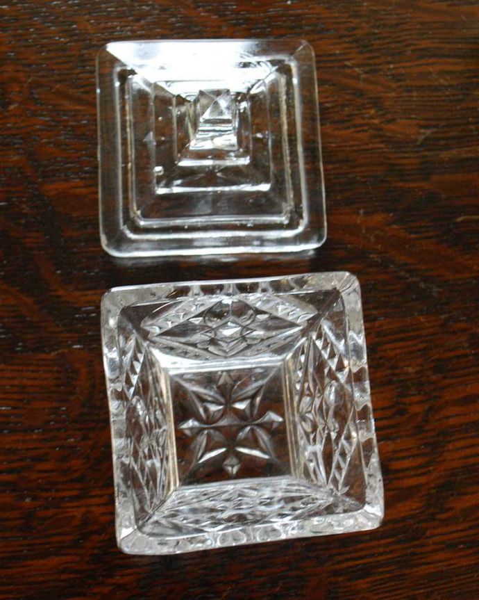 アンティーク 雑貨のガラス小物　アンティーク雑貨　キラキラ可愛い小さなガラスケース、アンティークのプレスドグラス(小物入れ)。上から見るとこんな感じです。(pg-4690)