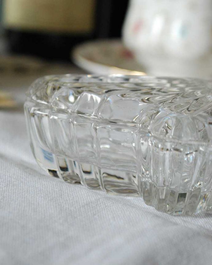アンティーク 雑貨のガラス小物　アンティーク雑貨　アンティークプレスドグラスの雑貨、蝶モチーフの美しいガラスケース（バタフライ） 。アンティークのため、多少の欠け・傷がある場合がありますが、使用上問題はありませんので、ご了承下さい。(pg-4692)