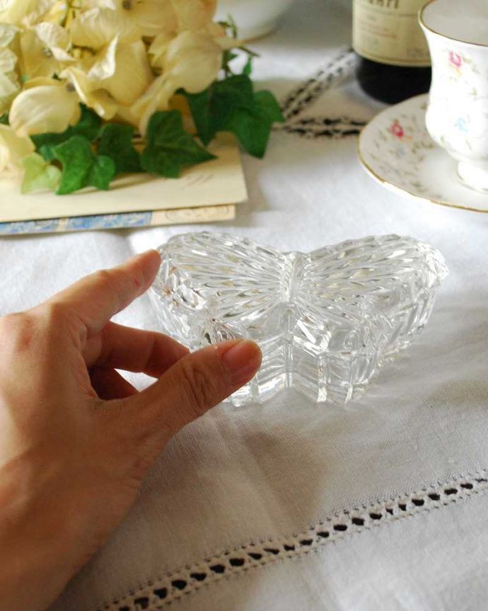 アンティーク 雑貨のガラス小物　アンティーク雑貨　アンティークプレスドグラスの雑貨、蝶モチーフの美しいガラスケース（バタフライ） 。どこに置いても華やかなガラスのケースです。(pg-4692)