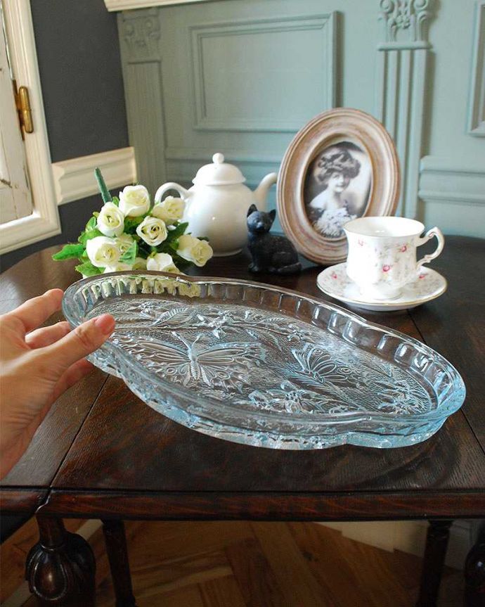 アンティーク 雑貨のガラス小物　アンティーク雑貨　食卓のアクセントになるブルーカラーのガラストレイ（トレー）、アンティークプレスドグラス。爽やかなカッティングがインテリアのアクセントになります。(pg-4693)