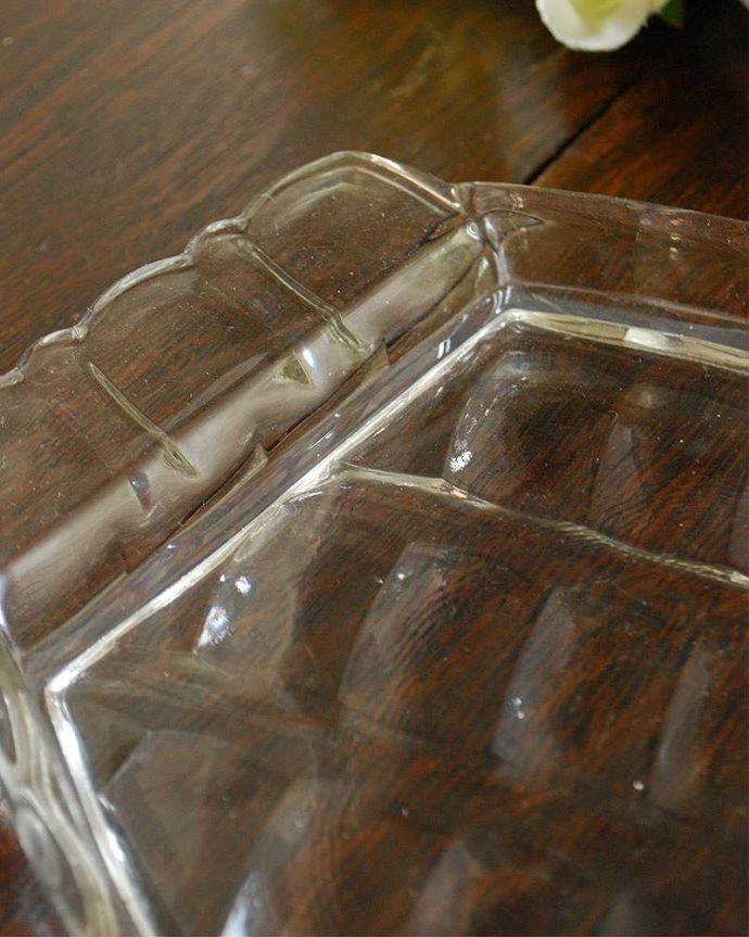 アンティーク 雑貨のガラス小物　アンティーク雑貨　シンプルなカッティングが大人っぽいガラストレー（プレート）、アンティークプレスドグラス 。ドレッシングセットの1つだったトレイパフケースと燭台がこのトレイの上に乗せてセッティングされたドレッシングセット。(pg-4694)