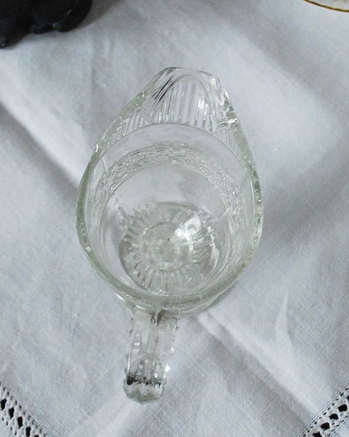 アンティーク 雑貨のガラス小物　アンティーク雑貨　飾りながら使える小さなガラスピッチャー（アンティークプレスドグラス）。上から見るとこんな感じです。(pg-4695)