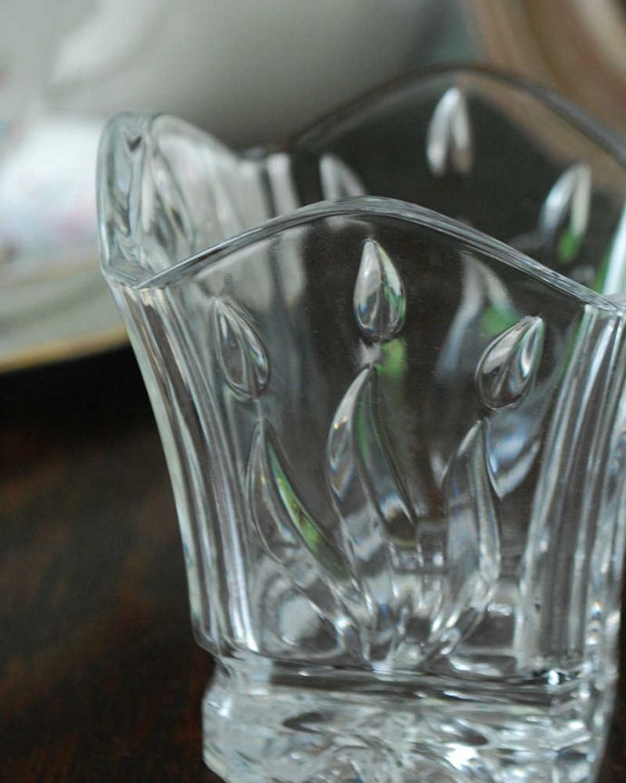 アンティーク 雑貨のガラス小物　アンティーク雑貨　イギリスのアンティークプレスドグラス、お洒落なカッティングのフラワーベース（花器）。アンティークのため、多少の欠け・傷がある場合がありますが、使用上問題はありませんので、ご了承下さい。(pg-4704)