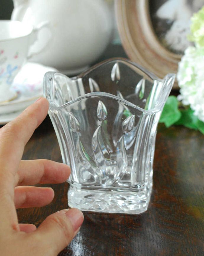 アンティーク 雑貨のガラス小物　アンティーク雑貨　イギリスのアンティークプレスドグラス、お洒落なカッティングのフラワーベース（花器）。１輪挿しにもオススメです。(pg-4704)